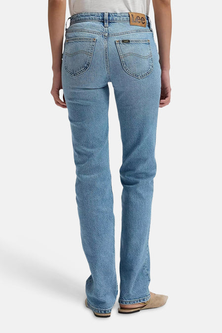 Jean droit bleu clair de Lee®, avec poches arrière et une étiquette de marque en cuir.