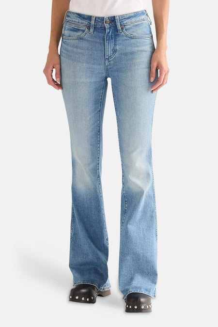 Jean flare bleu moyen en denim de Wrangler avec poches arrière et patch en cuir, vue arrière.