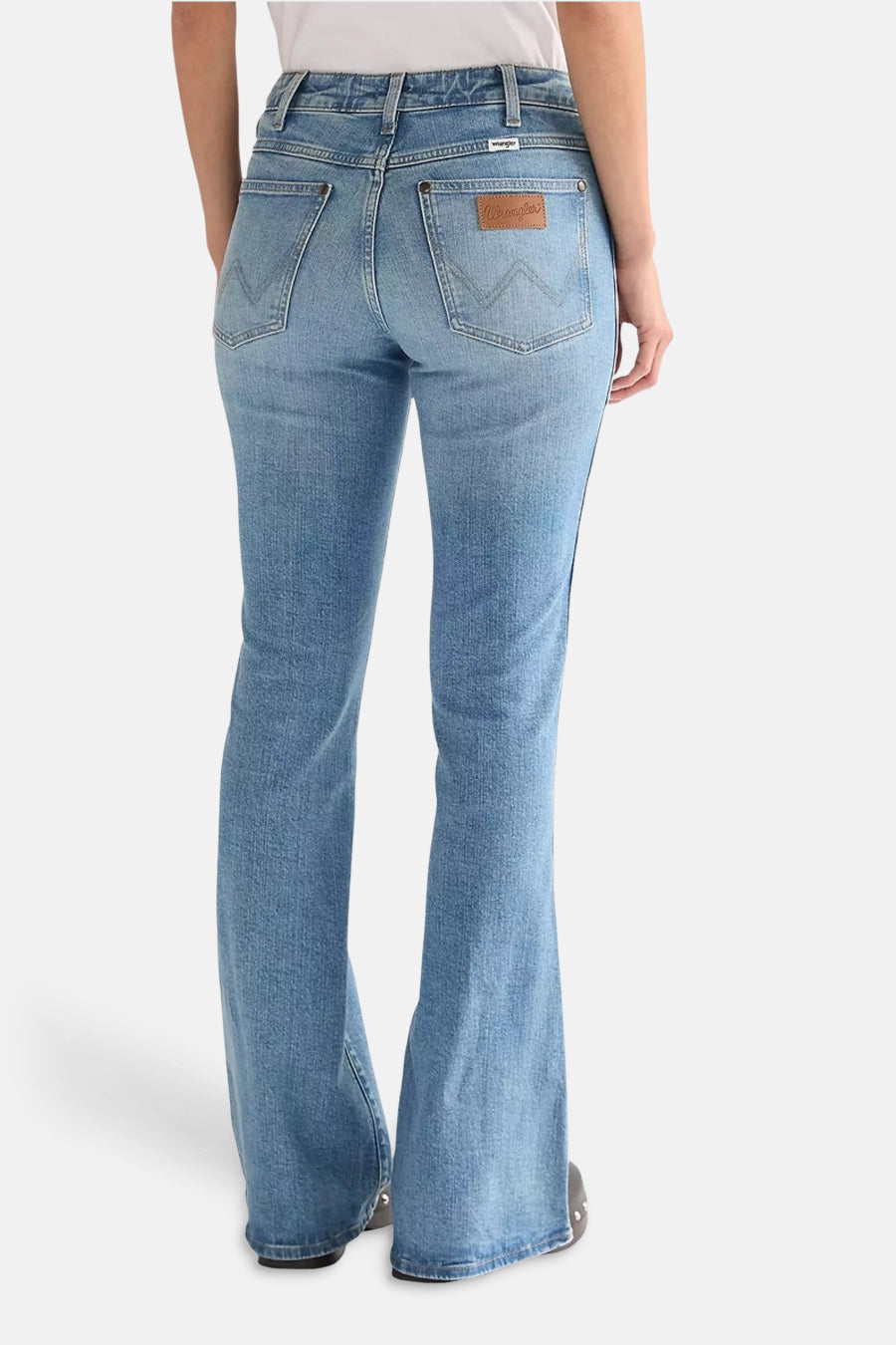 Midblauwe flared jeans van denim van Wrangler met achterzakken en leren patch, rugaanzicht.