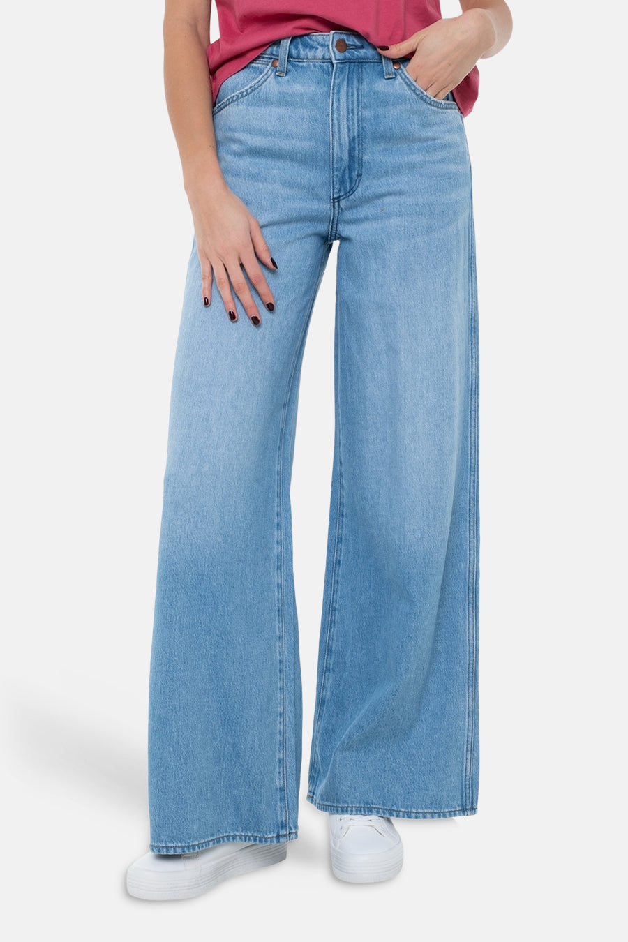 Jean large bleu clair de Wrangler, avec surpiqûre en W emblématique et patch en cuir à l'arrière.