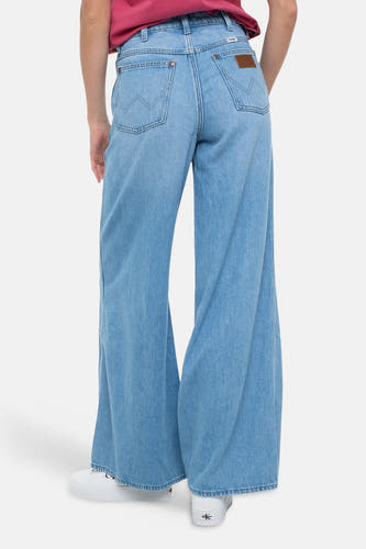 Lichtblauwe wide-leg jeans van Wrangler, met iconisch W-stiksel en leren patch op de achterkant.