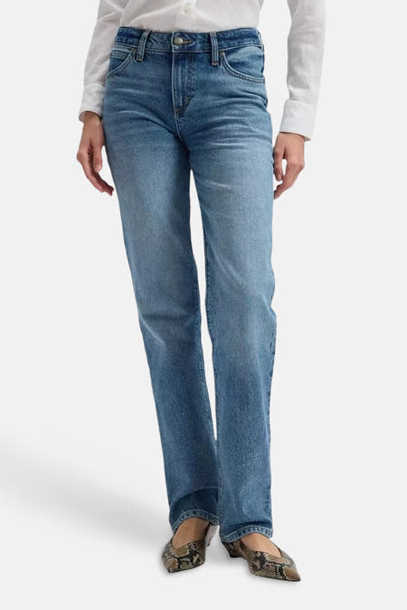 Jean droit en denim bleu moyen de Lee®, avec poches arrière et étiquette de marque en cuir.