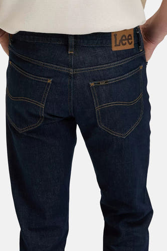 Donkerblauwe tapered jeans van Lee® met contrastnaden en leerlabel op achterzak, rugweergave