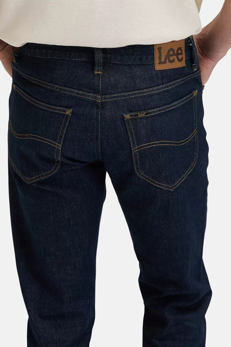 Donkerblauwe tapered jeans van Lee® met contrastnaden en leerlabel op achterzak, rugweergave