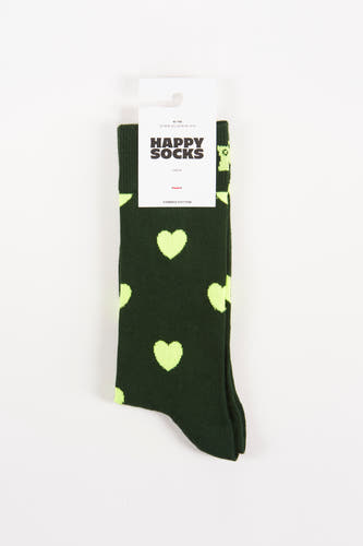 Groene sokken van Happy Socks met lichtgele hartjes print op een witte achtergrond.