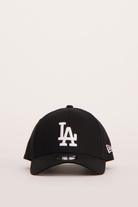 Chapeau noir de NEW ERA avec le logo 'LA' blanc sur l'avant.