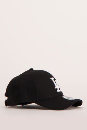 Zwarte pet van NEW ERA met witte 'LA' logo op de voorkant.