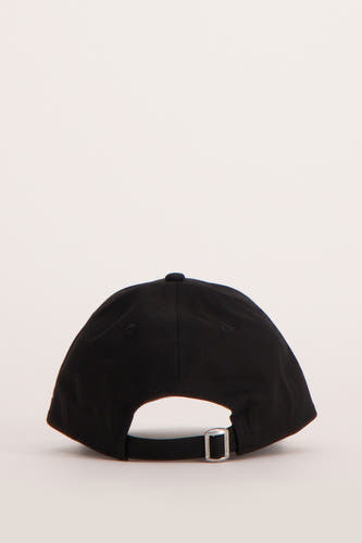 Chapeau noir de NEW ERA, vu de l'arrière avec une boucle argentée pour l'ajustement de la taille.