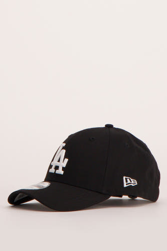 Chapeau noir de NEW ERA, avec le logo LA blanc sur l'avant et le logo de la marque sur le côté.