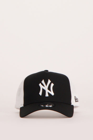 Chapeau noir de NEW ERA, avec un dos en mesh blanc et le logo sur l'avant.