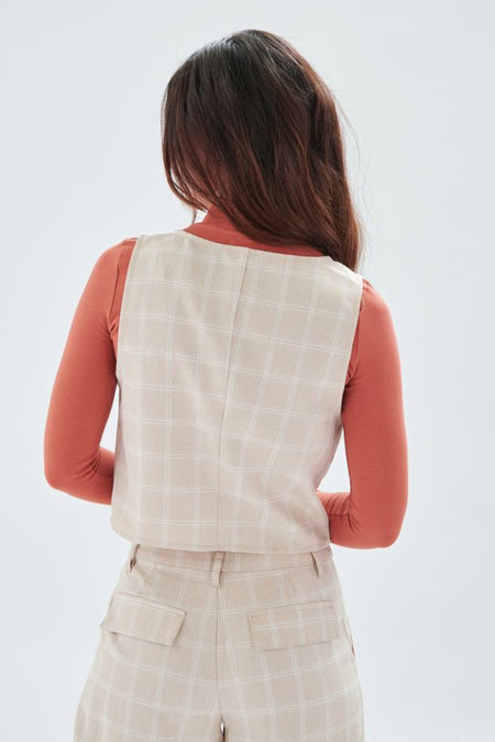 Ecru blazer van 24 colours met ruitpatroon, gedragen over een oranje longsleeve.