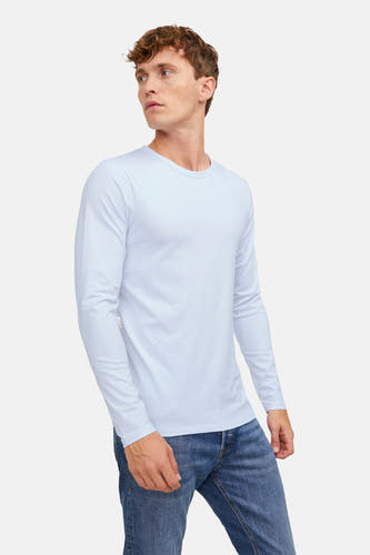 T-shirt à manches longues bleu de PREMIUM by JACK & JONES, avec un homme en jean et chaussures foncées.