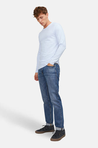 Blauw T-shirt met lange mouwen van PREMIUM by JACK & JONES, met een man met jeans en donkere schoenen.