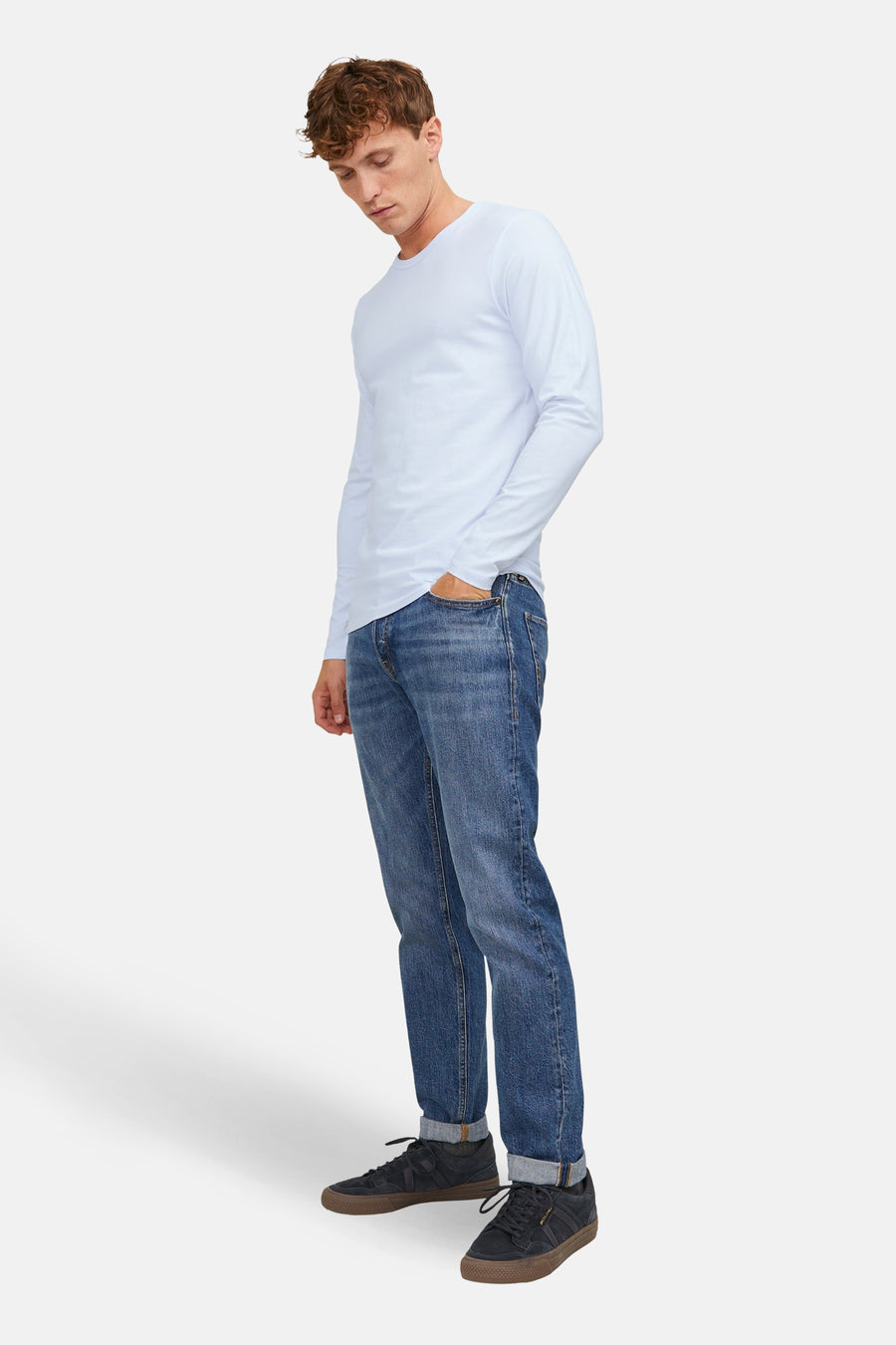 Blauw T-shirt met lange mouwen van PREMIUM by JACK & JONES, met een man met jeans en donkere schoenen.