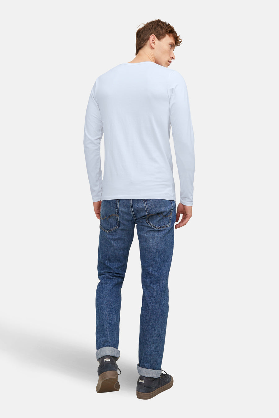 T-shirt à manches longues bleu de PREMIUM by JACK & JONES, porté avec un jean et des baskets.