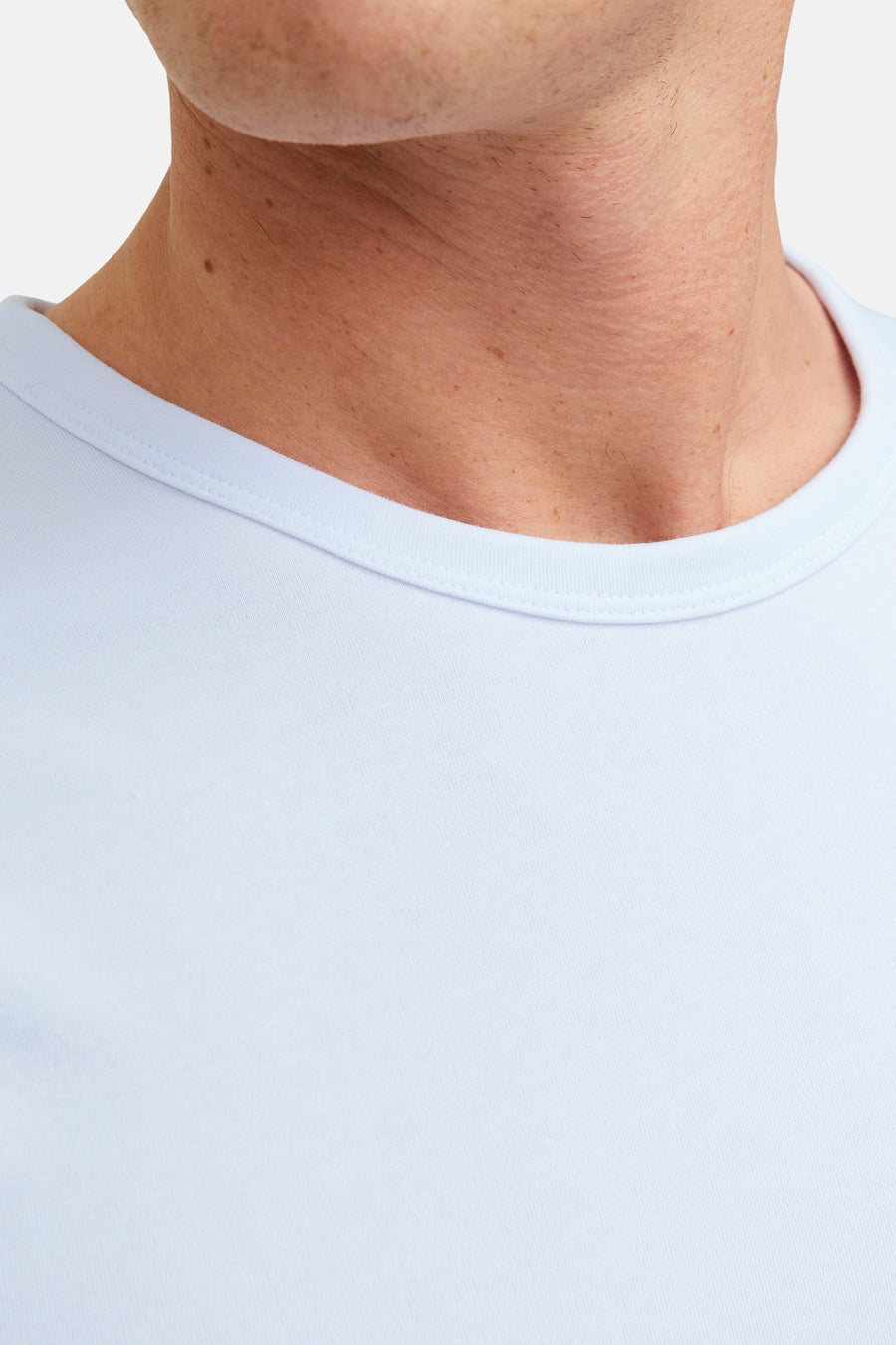 T-shirt à manches longues bleu de PREMIUM by JACK & JONES, gros plan sur l'encolure.