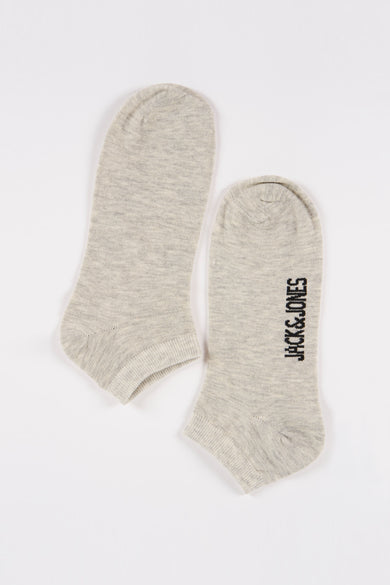 Chaussettes grises d'ACCESSORIES BY JACK & JONES, avec une texture mélangée et un logo imprimé vertical.