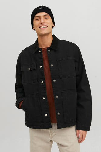 Vêtements noirs d'ACCESSORIES BY JACK & JONES, portés avec un pull marron et une chemise noire à manches longues.