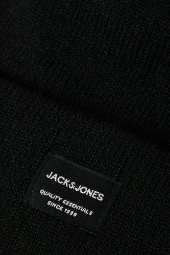 Zwarte muts van ACCESSORIES BY JACK & JONES, close-up weergave van fijngebreide textuur en label.
