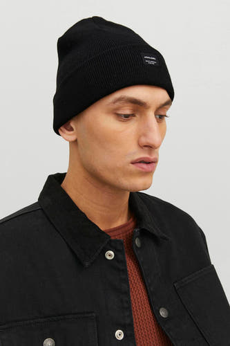 Zwarte muts van ACCESSORIES BY JACK & JONES, gedragen met een zwart overhemd en bruine trui.