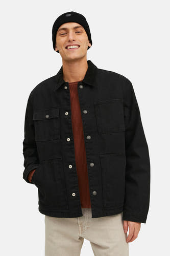 Mauvaise humeur de ACCESSORIES BY JACK & JONES, portée par un homme souriant en veste et en pull.