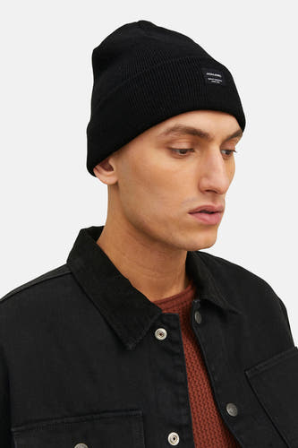 Mauvaise humeur de ACCESSORIES BY JACK & JONES, portée par un homme avec un chemisier en denim noir et une veste brune.