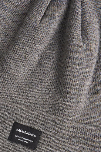Chapeau gris d'ACCESSORIES BY JACK & JONES, avec une fine texture tricotée et un étiquette de marque noire.