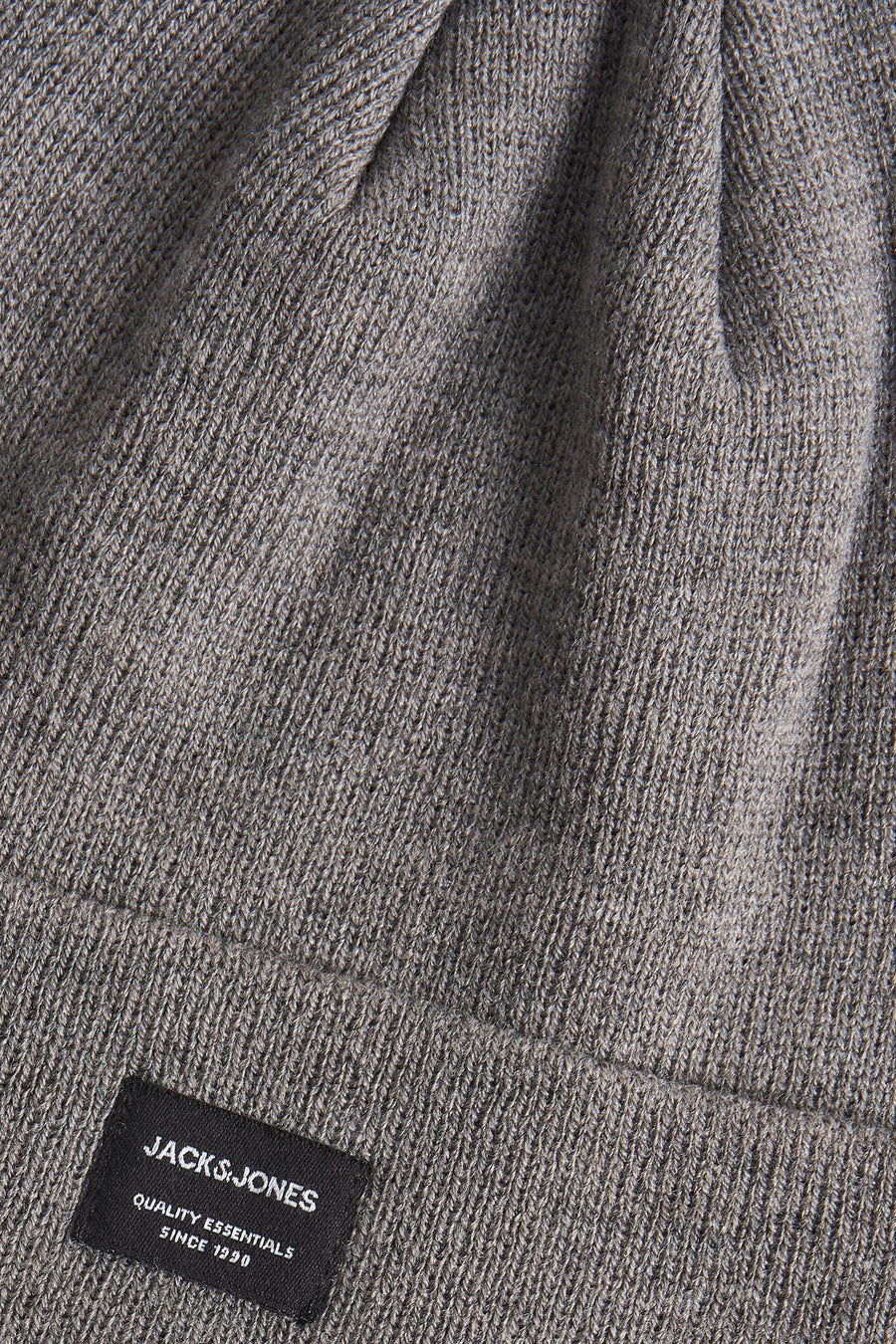 Chapeau gris d'ACCESSORIES BY JACK & JONES, avec une fine texture tricotée et un étiquette de marque noire.
