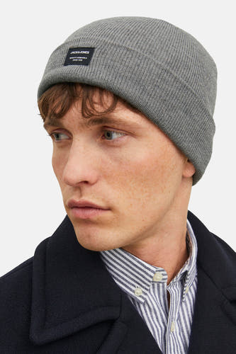 Casquette grise d'ACCESSORIES BY JACK & JONES, avec une texture côtelée et un étiquette de marque cousue.