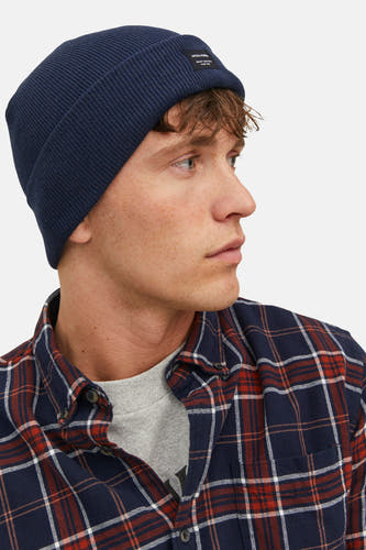 Chapeau bleu d'ACCESSORIES BY JACK & JONES porté par un homme en un chemisier à carreaux.
