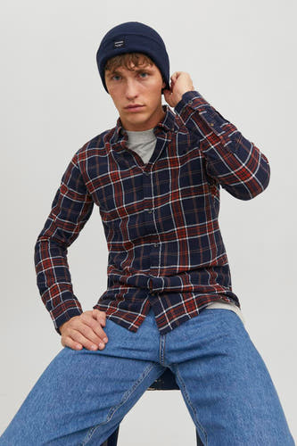 Chapeau bleu d'ACCESSORIES BY JACK & JONES, porté par un homme avec un chemisier rayé et des jeans.