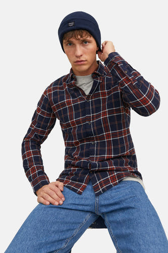 Casquette bleue d'ACCESSORIES BY JACK & JONES, avec une texture côtelée, portée avec un chemisier à carreaux.