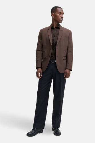 Chemise brune à longues manches de PREMIUM by JACK & JONES, portée sous un colbert brune et un pantalon noir.