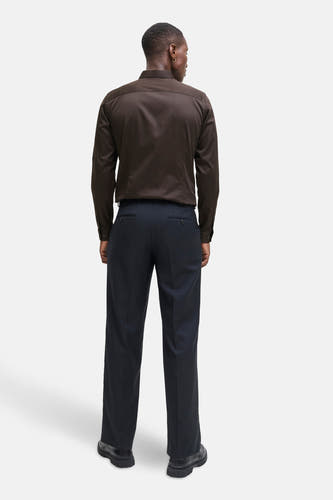 Mauve, chemise à manches longues PREMIUM by JACK & JONES, vue de derrière, associée à un pantalon foncé et des chaussures noires.