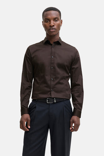 Chemise à manches longues bleu marine de PREMIUM by JACK & JONES, portée avec un pantalon noir et une ceinture.