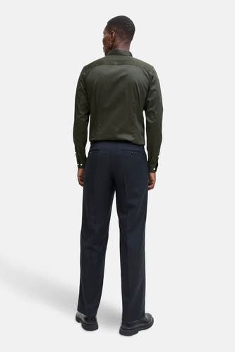 Chemise verte à manches longues de PREMIUM by JACK & JONES, vue de derrière et associée à un pantalon noir et des chaussures.