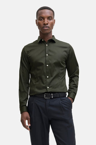 Chemise verte à manches longues de PREMIUM by JACK & JONES, avec des boutons blancs, portée avec un pantalon noir et une ceinture.