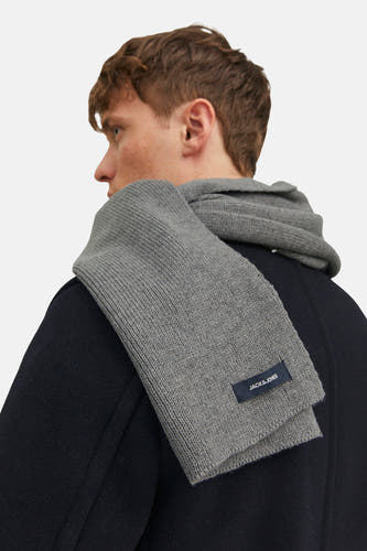 Chapeau d'hiver gris de JACK & JONES, porté avec un manteau bleu foncé.