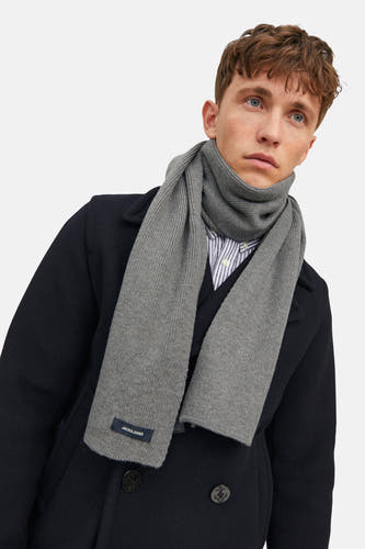 Chapeau d'hiver gris d'ACCESSORIES BY JACK & JONES, porté avec une veste bleu foncé et un chemisier rayé.