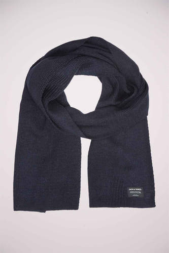 Écharpe d'hiver bleue de Jack & Jones avec une texture côtelée et un petit logo de marque.