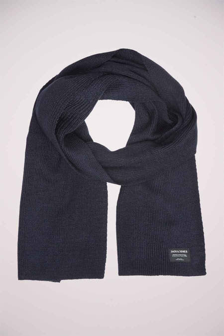 Écharpe d'hiver bleue de Jack & Jones avec une texture côtelée et un petit logo de marque.