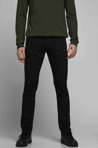 Jean slim de JACK & JACK & &ANS INTEIGENCEIG,éé avec un shirt vert olive et des chaussures noires.