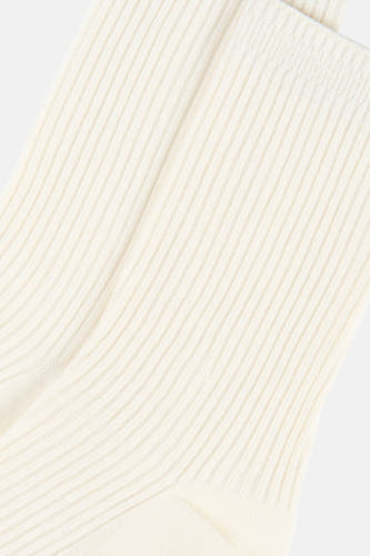 Witte sokken van BIRDLAND met een geribbelde textuur, close-up.