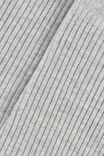 Grijze sokken van BIRDLAND met een geribbelde textuur en diagonale strepen, close-up.