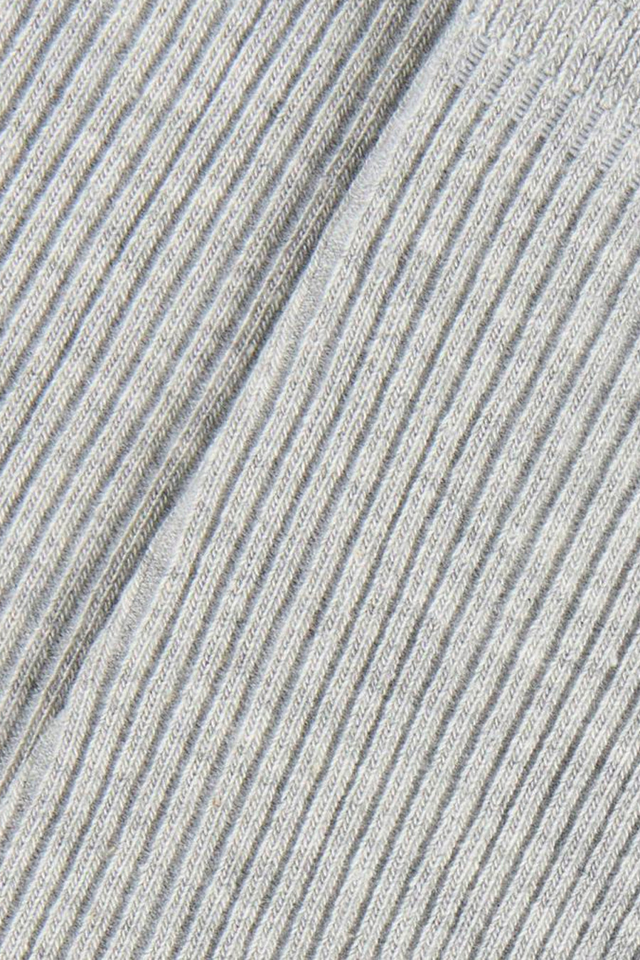Grijze sokken van BIRDLAND met een geribbelde textuur en diagonale strepen, close-up.
