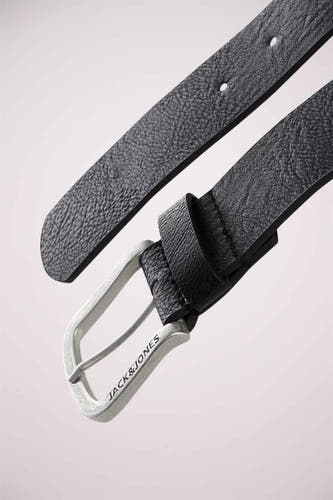 Zwarte riem van ACCESSORIES BY JACK & JONES met een zilverkleurige gesp en leertextuur, schuin geplaatst.

