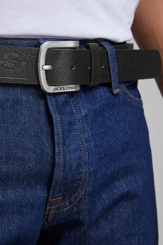 Zwarte riem van ACCESSORIES BY JACK & JONES, met een zilverkleurige gesp en textuurdetails.