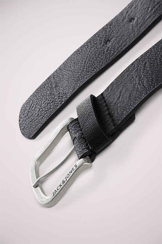 Ceinture noire d'ACCESSORIES BY JACK & JONES, avec une boucle argentée et une subtile texture en cuir.