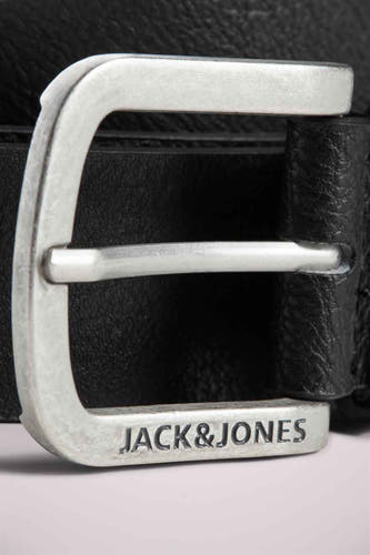 Ceinture noire d'ACCESSORIES BY JACK & JONES avec une boucle argentée et le logo de la marque gravé.