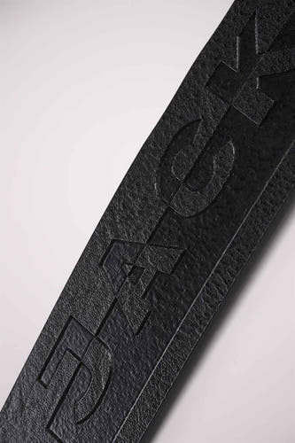 Ceinture noire d'ACCESSORIES BY JACK & JONES, avec un logo en relief et une texture.